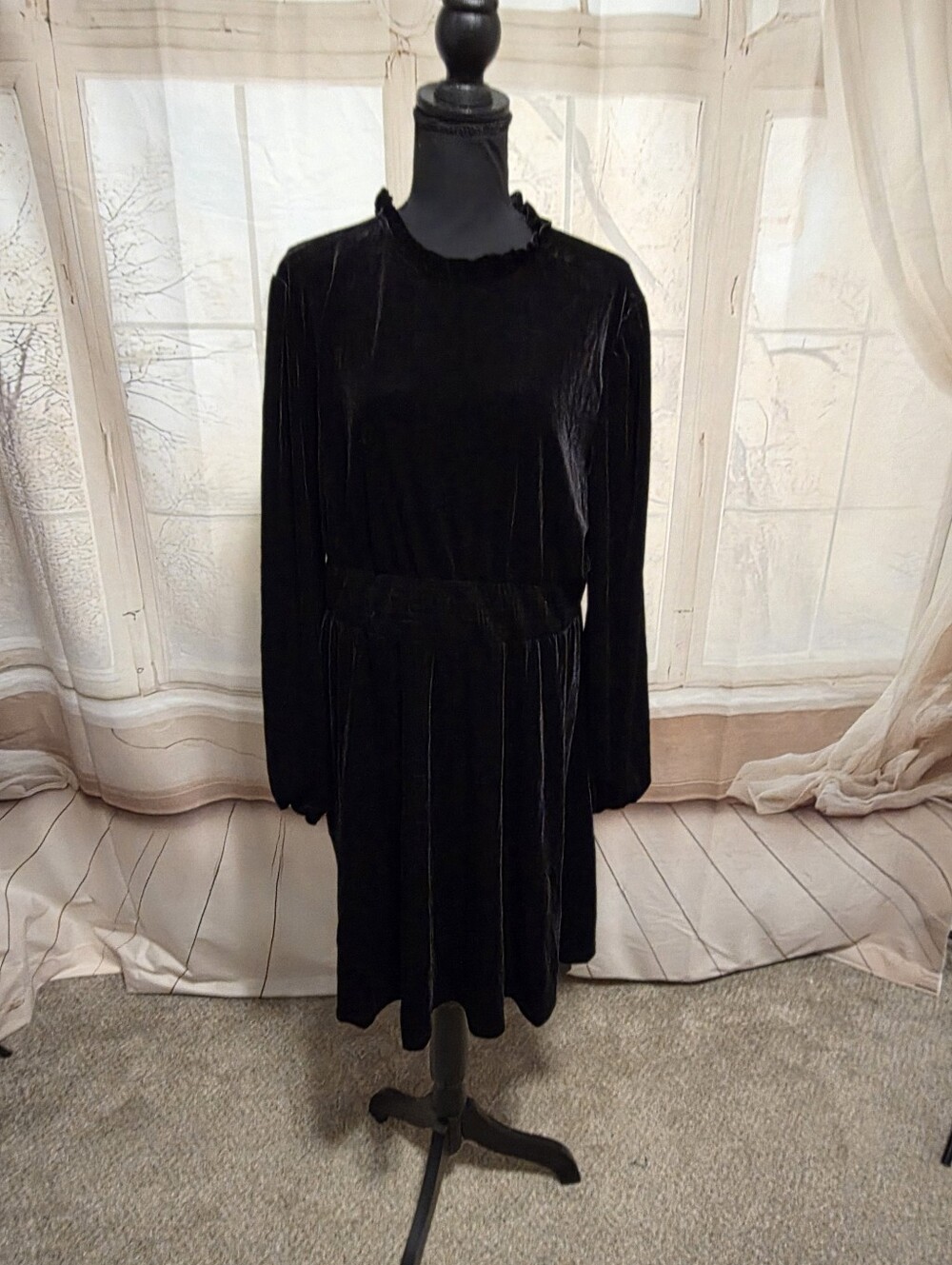 Classic Black Velvet Long-Sleeve Dress